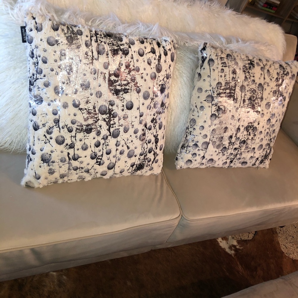 Must have throw pillows!